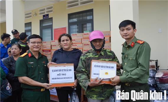 Bộ CHQS tỉnh Bắc Ninh thăm, tặng quà hỗ trợ nhân dân tỉnh Gia Lai